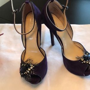 Women’s beautiful dress shoes size 8.